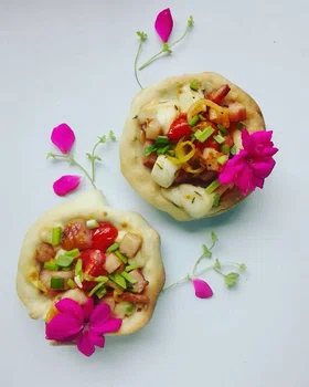 Tartaletki z kruchego ciasta z boczkiem, pomidorami i mozzarellą