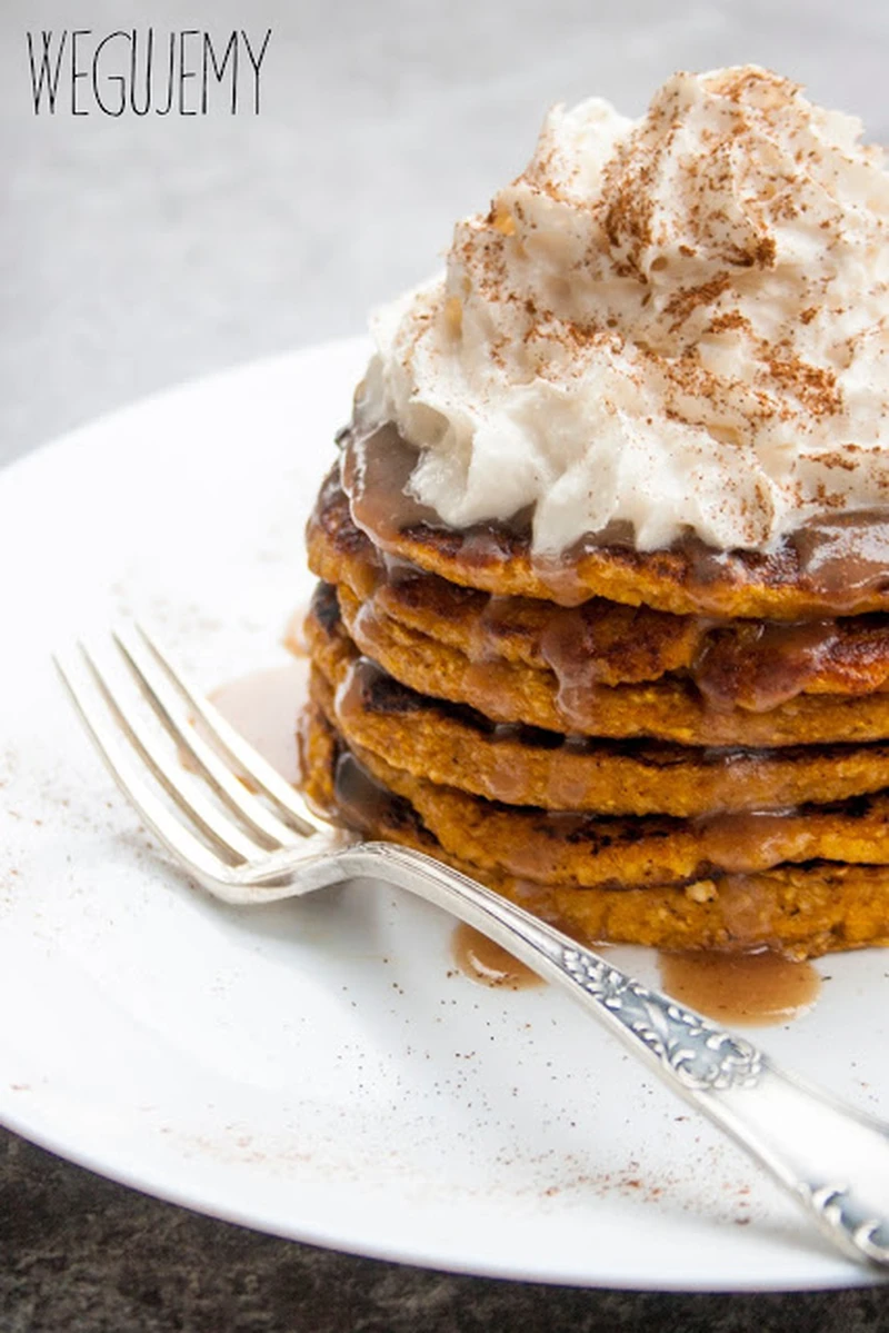 Dyniowe pancakes owsiane z sosem kasztanowym i bitą śmietaną