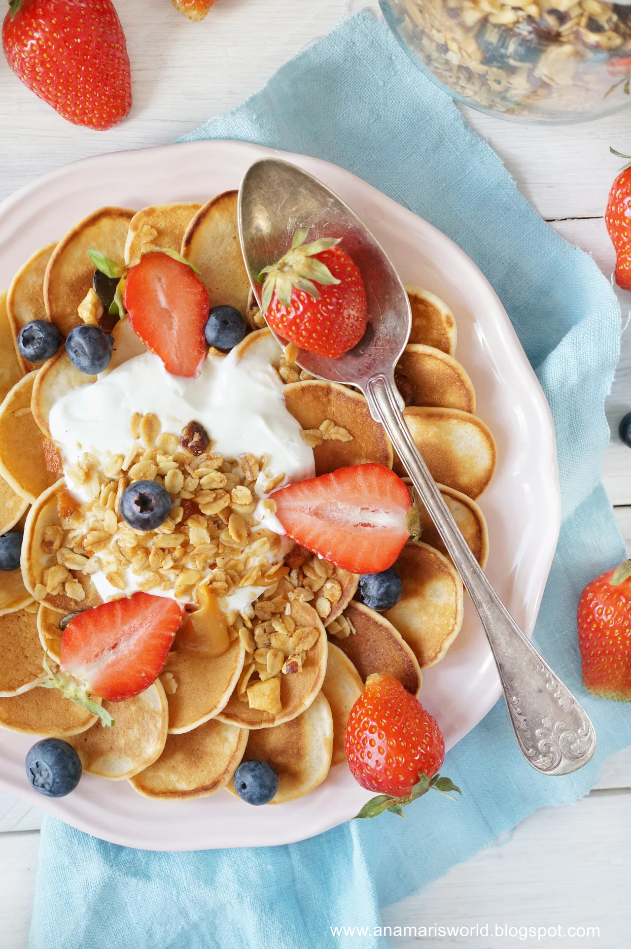 Pancakes cereal z jogurtem i granolą