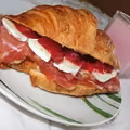Croissanty z camembertem, szynką szwarcwaldzką i żurawiną