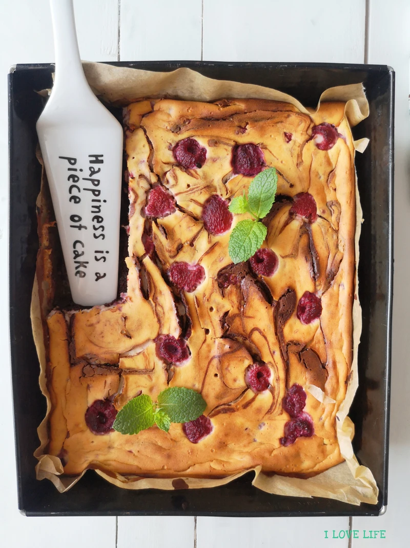 Malinowy sernik z brownie