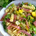 Makaronowa sałatka z mango, ogórkiem i salami