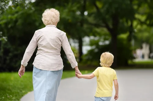 300 plus i 800 plus dla Babci lub Dziadka na wnuka! Zapadł przełomowy wyrok w sprawie przyznawania świadczeń
