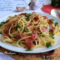 Spaghetti czosnkowe z salami