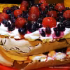 Kakaowy tort bezowy z bitą śmietaną