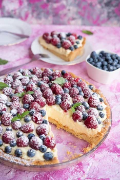 Tarta z malinami i borówkami