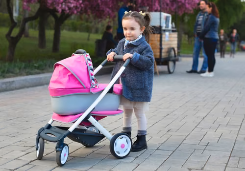 To nietypowe imię dla dziewczynek podbija rankingi i serca rodziców! Prosto z zielnika, a jego znaczenie zaskakuje