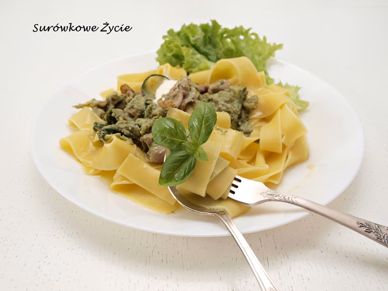 Makaron pappardelle z cukinią, szynką parmeńską i zielonym pesto