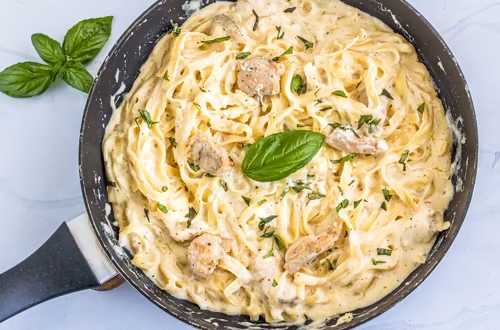 Pyszne tagliatelle z kurczakiem w delikatnym sosie śmietanowym! Włoska uczta na szybko!