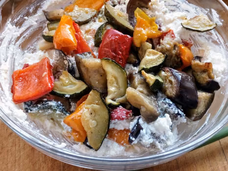 Pasta twarożkowa z pieczonymi warzywami. Idealna na śniadanie i na grilla!