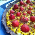Tarta z budyniem i truskawkami na daktylowym spodzie
