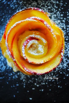 Nektarynkowe różyczki z ciasta francuskiego z nutą pomarańczy