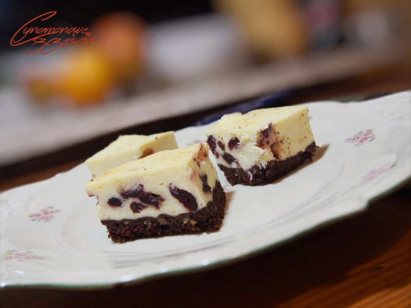 Sernik brownie z żurawiną