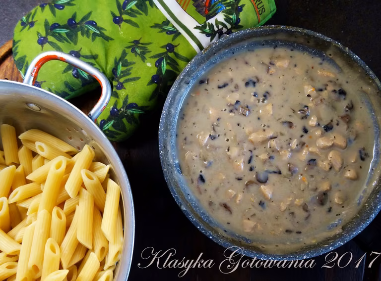 Makaron z kurczakiem w sosie pieczarkowym