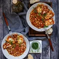 Fasolka w pomidorach po grecku – z cytryną i smażonym serem halloumi