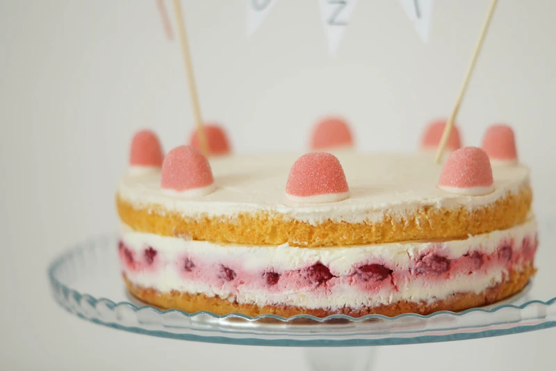 Tort śmietanowy z malinami
