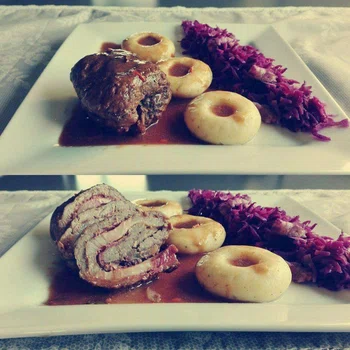 Rolada śląska z kluskami i modrą kapustą