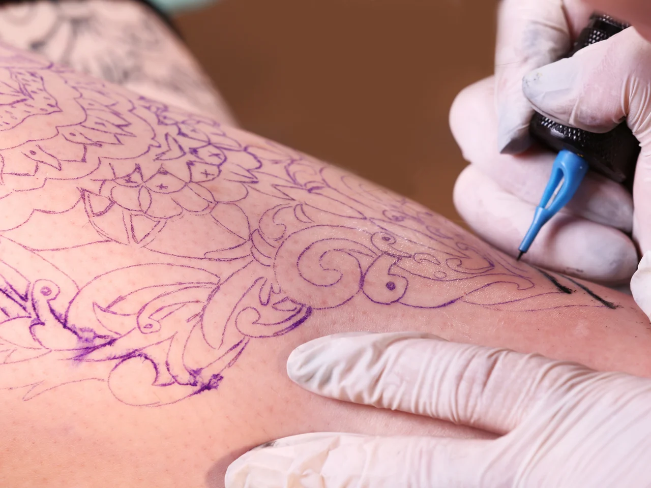 Czy musisz mieć ukończone 18 lat, żeby zrobić tatuaż?