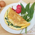 Omlet francuski z czosnkiem niedźwiedzim i fetą