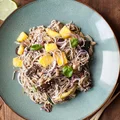 SAŁATKA Z MAKARONEM SOBA, BAKŁAŻANEM I MANGO