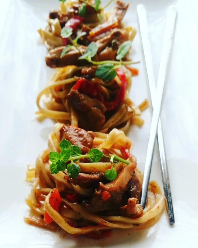 Makaron chow mein z kurczakiem