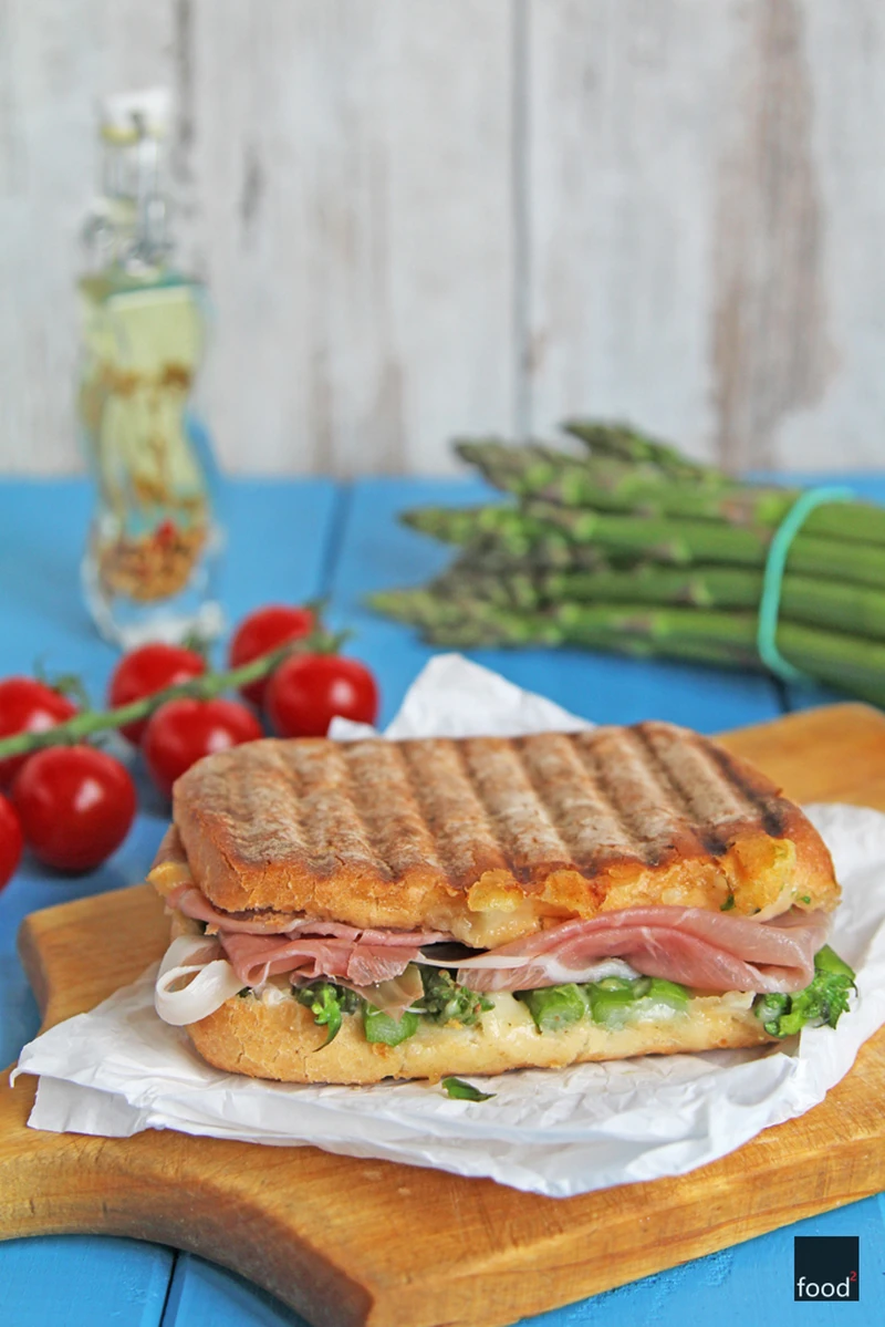 Grillowana kanapka ze szparagami, camembertem i szynką parmeńską