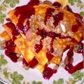 Puszysty omlet z musli w jagodowym sosie