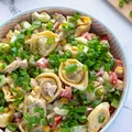 Sałatka z tortellini i kurczakiem