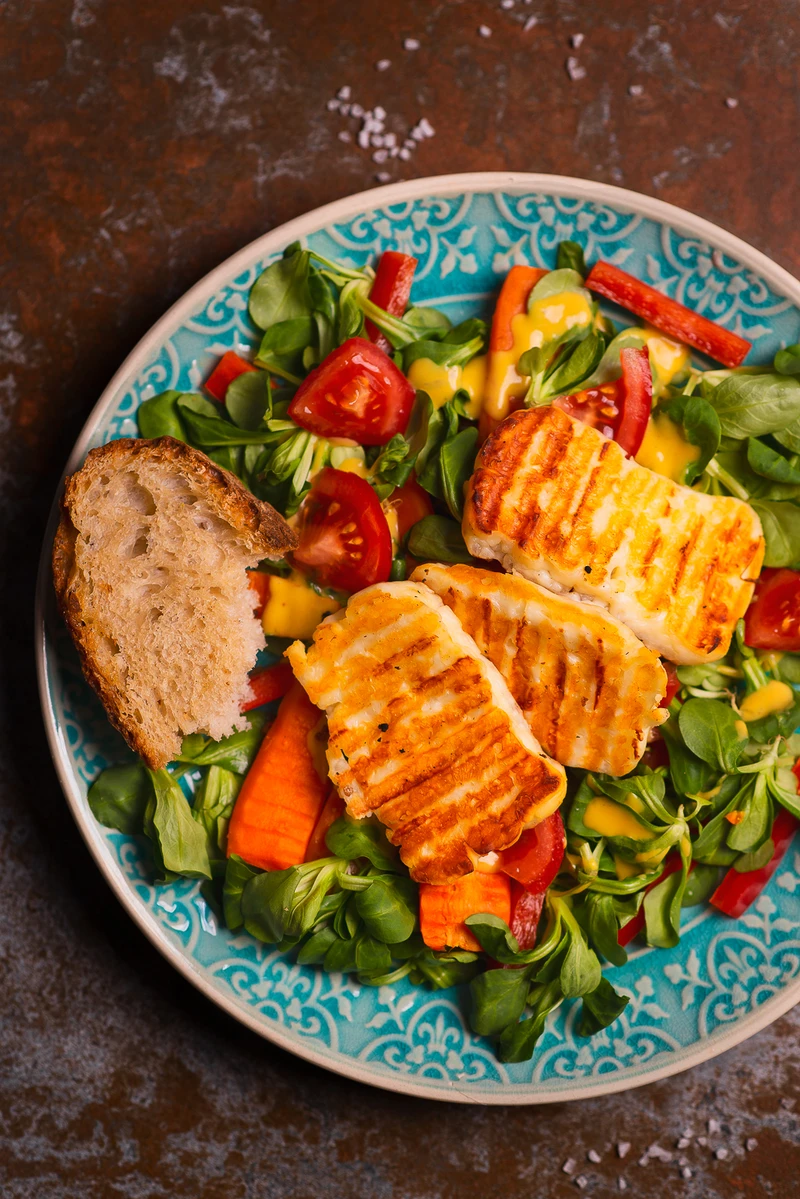 Lekka sałatka z grillowanym halloumi