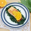 Grillowany łosoś pomarańczowy na duszonym czosnku niedźwiedzim