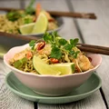Tajski makaron z ziołowym pesto i krewetkami