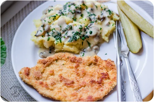 Kotlety W Panierce Z Parmezanem Oraz Szybki Sos Pieczarkowy