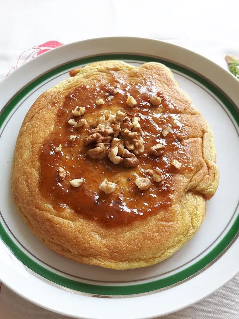 Bezglutenowy omlet biszkoptowy z dżemem figowym i orzechami włoskimi