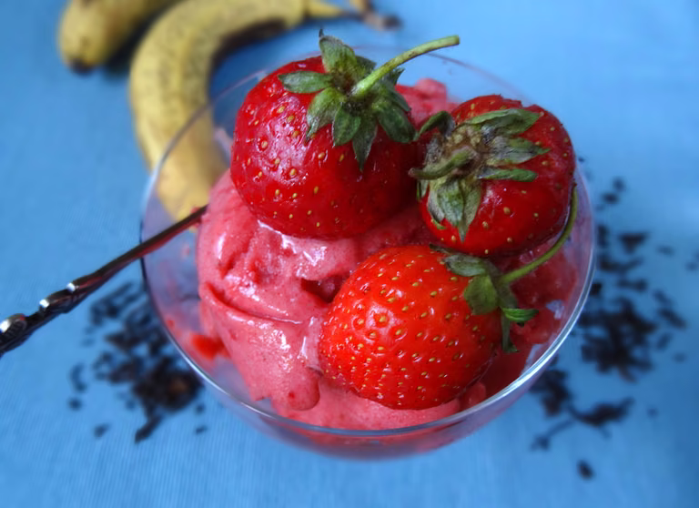 Sorbet truskawkowo-bananowy z czerwoną herbatą