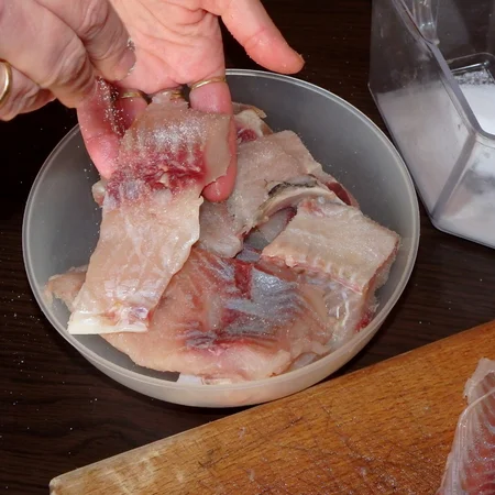 Solisz rybę w tym momencie? Ten błąd może zrujnować Twoje danie!