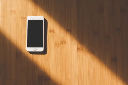 Dlaczego nie denerwuje mnie rozmowa przez telefon w miejscu publicznym?