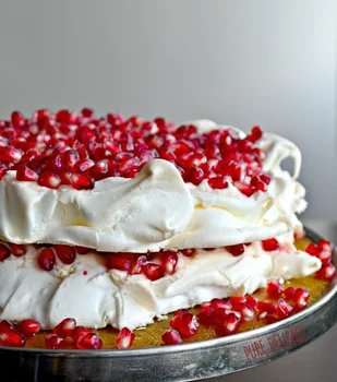 TORT BEZOWY Z RÓŻĄ I GRANATEM