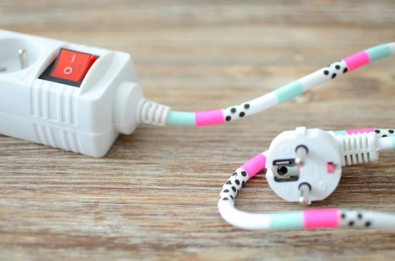 Kabel oklejony taśmą washi