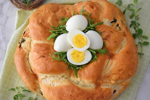 Wielkanocny chleb z trzema nadzieniami: serem, suszonymi pomidorami i oliwkami