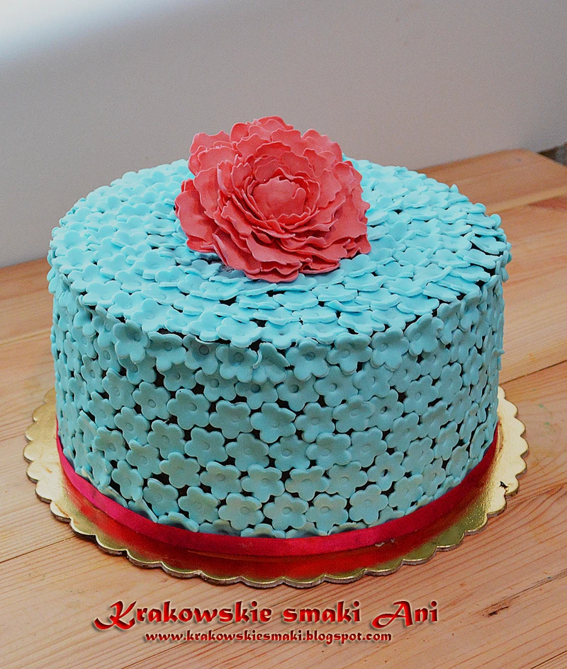 Tort chałwowy z czekowiśnią