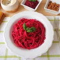 Spaghetti z pesto z buraków