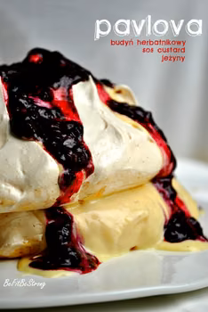 Pavlova z budyniem herbatnikowym, sosem Custard i jeżynami