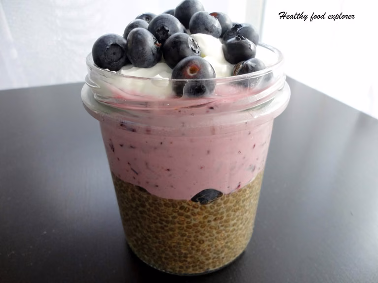 Deser z nasionami chia i borówkowym smoothie