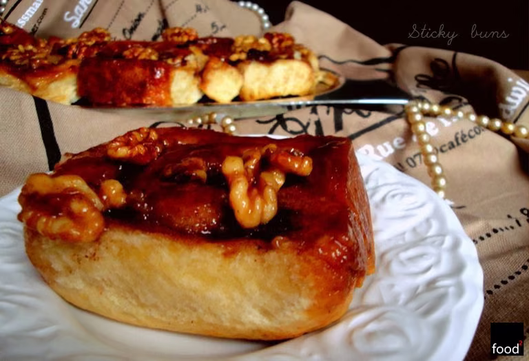 Sticky buns, czyli cynamonowe bułeczki z jabłkiem w karmelowej glazurze