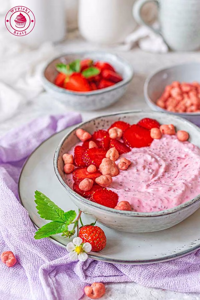 Truskawkowy jogurt z chia