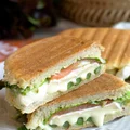 Panini ze szparagami, łososiem i camembertem
