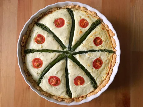 TARTA ZE SZPARAGAMI I POMIDORKAMI