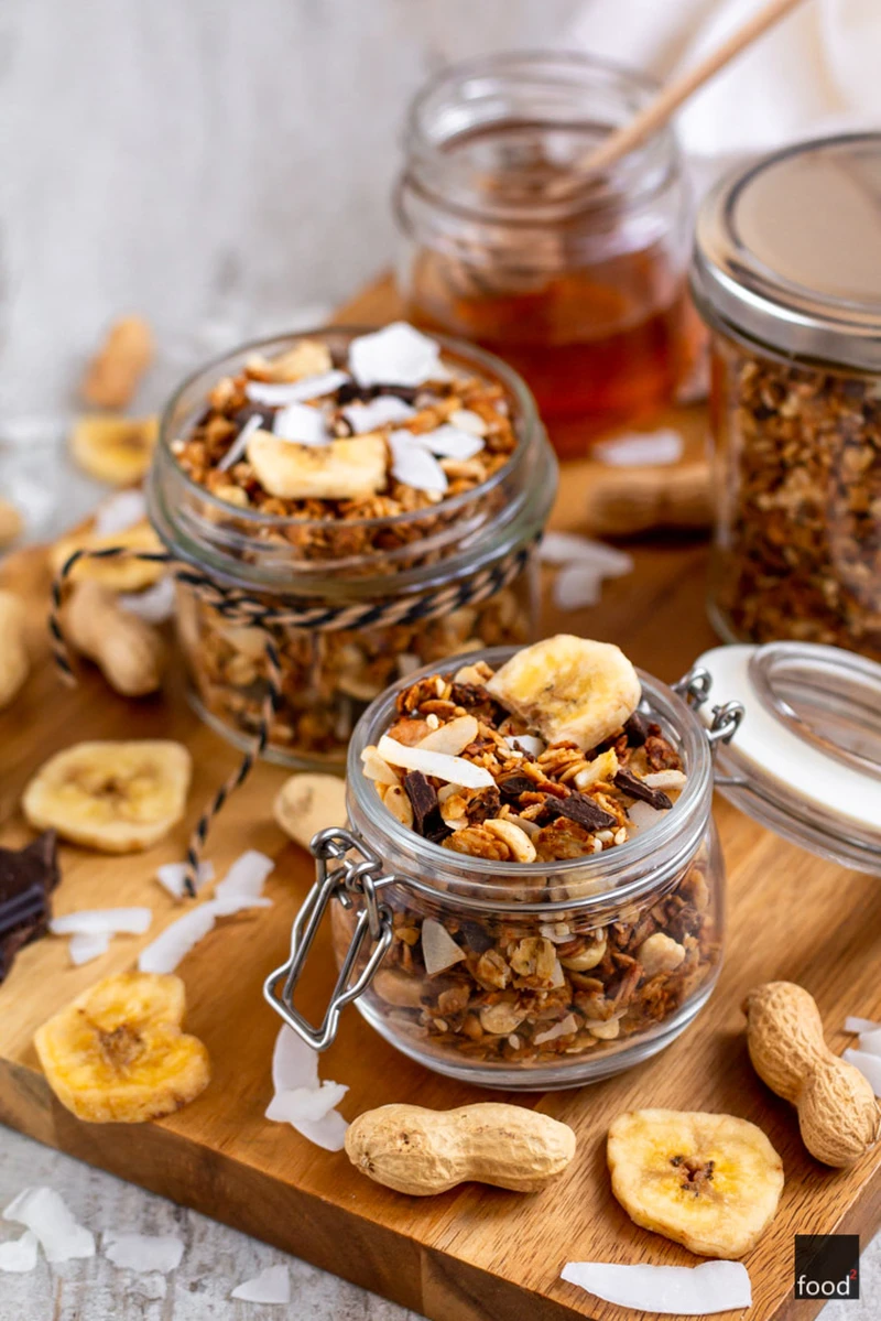 Granola z masłem orzechowym, chipsami bananowymi