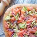 Orkiszowa focaccia z wędzonym łososiem i grillowaną cukinią