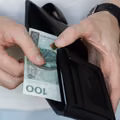 Rząd wycofuje się z rewolucji w pensji minimalnej! Wiele osób nie otrzyma obiecanych podwyżek